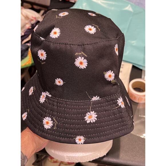 Alice + Olivia By Stacey Bendet Reversible Daisy Print Bucket Hat Black White - Picture 4 of 8